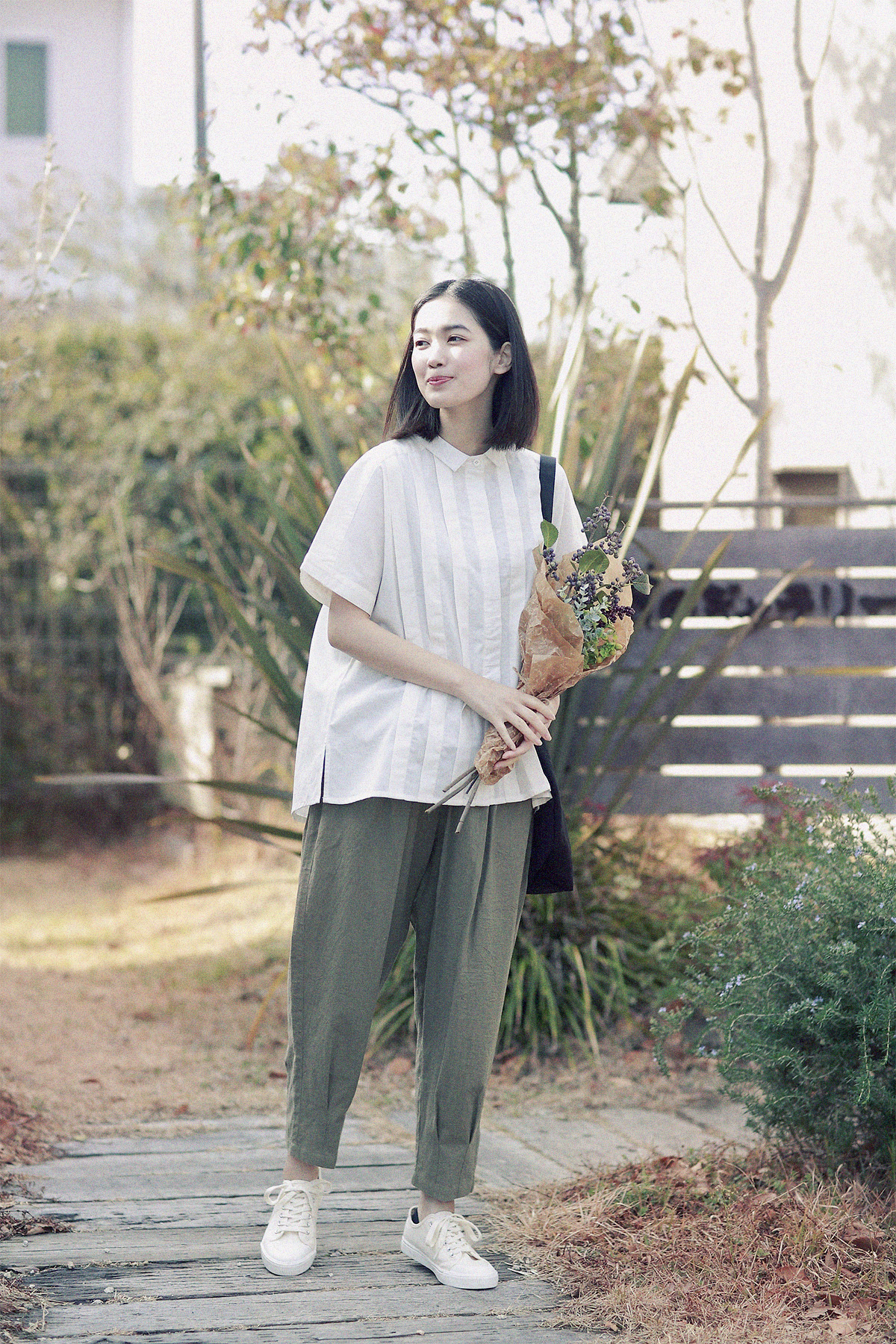 ブラウス姿の女性モデル写真