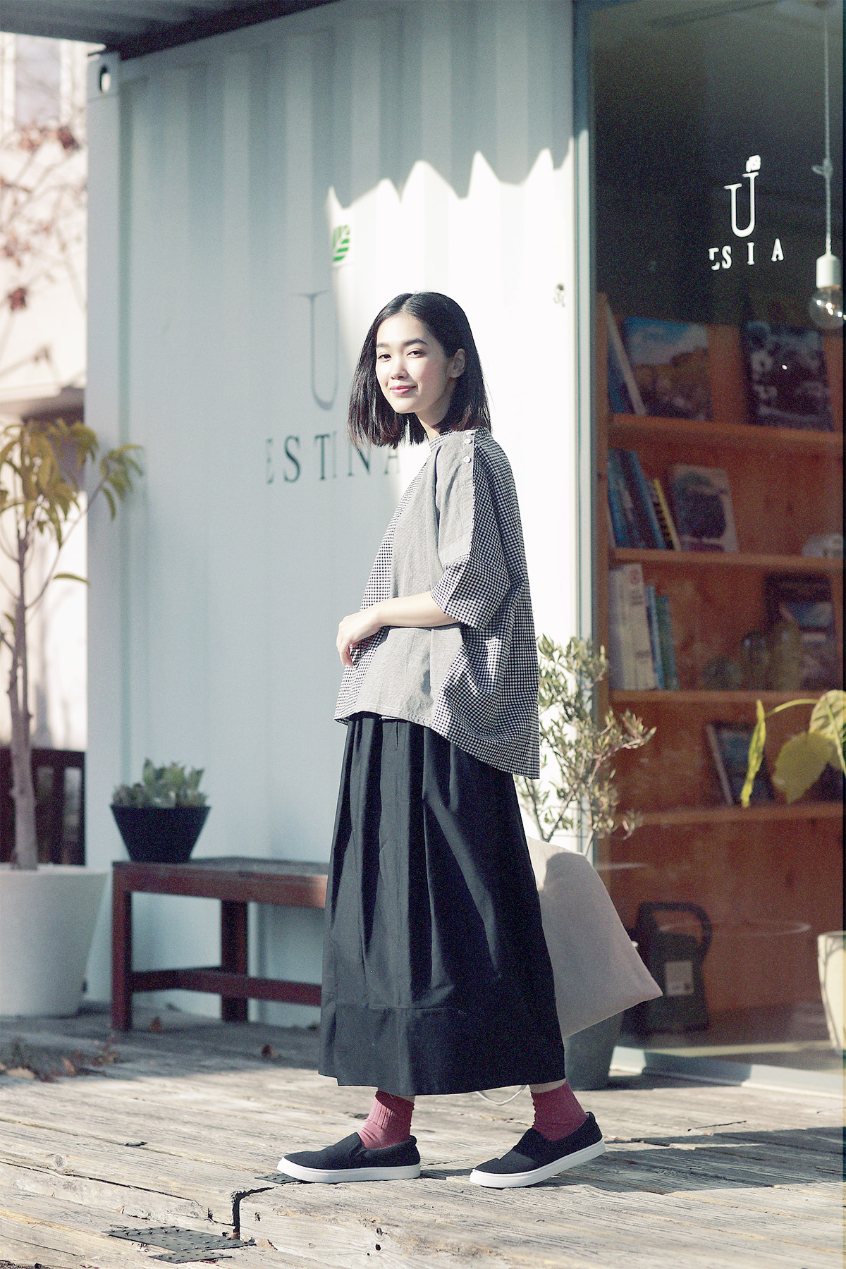 ブラウス姿の女性モデル写真