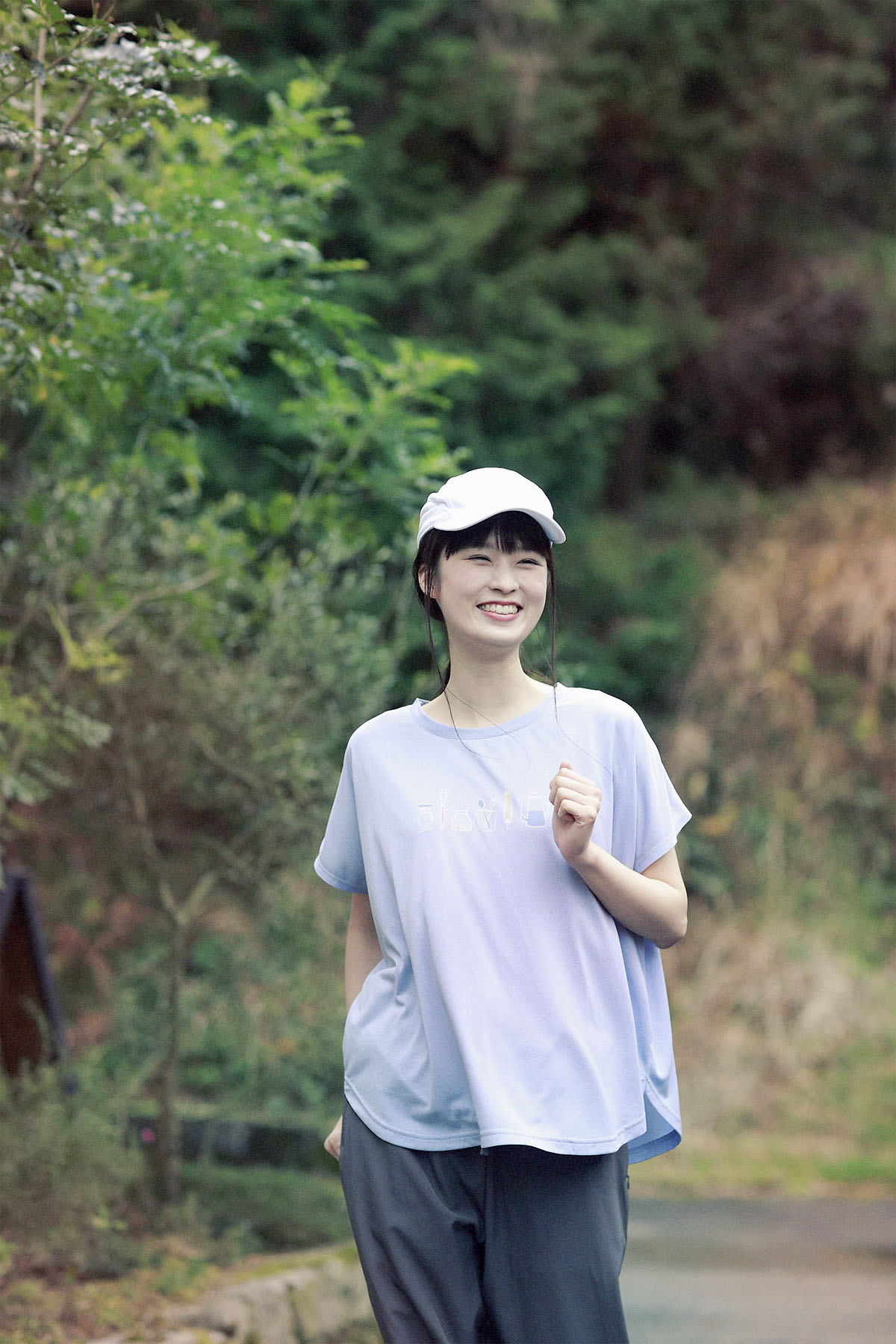  Tシャツでウォーキングする女性モデルの写真