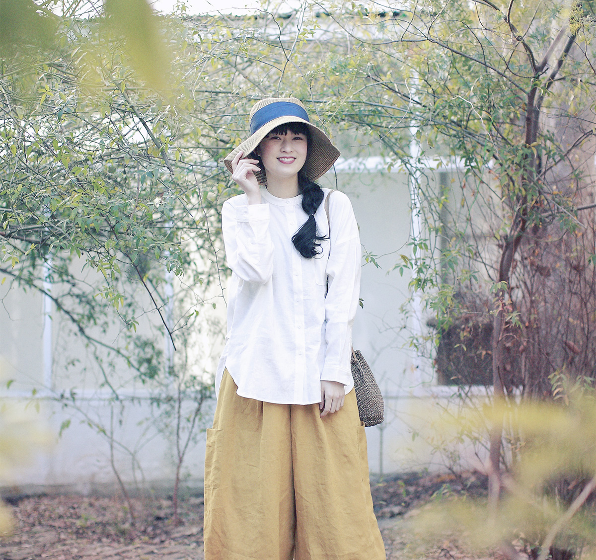 ブラウスと帽子のコーディネートの女性モデル写真