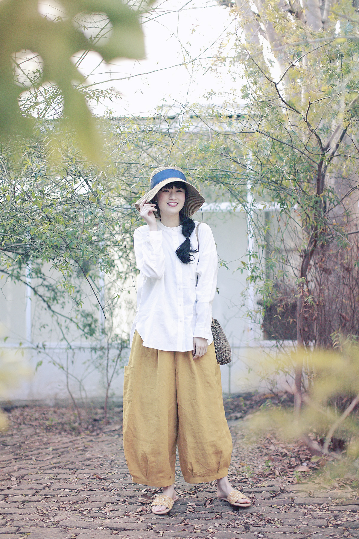 ブラウスと帽子のコーディネートの女性モデル写真