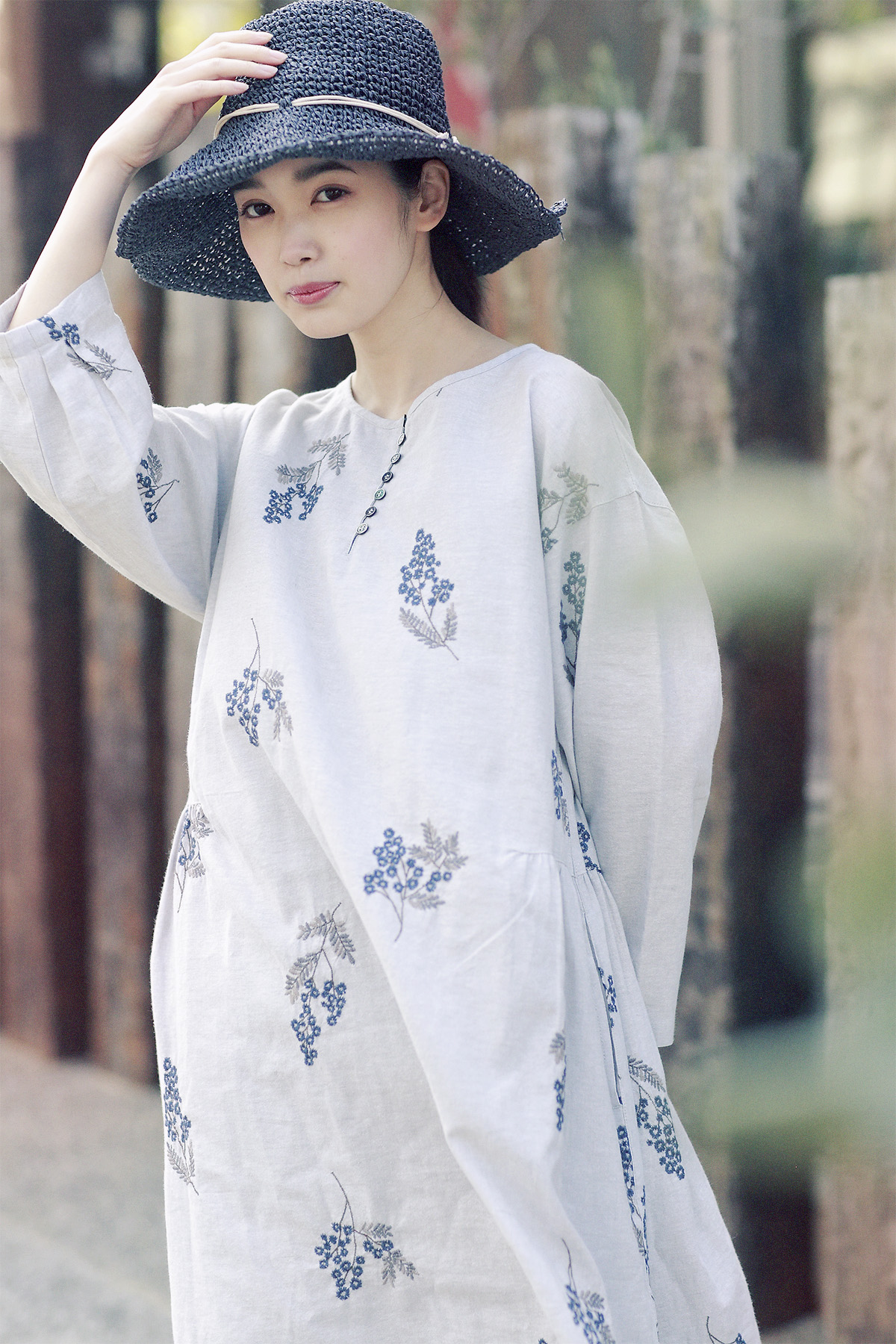 花柄のワンピースと帽子のコーディネートの女性モデル写真