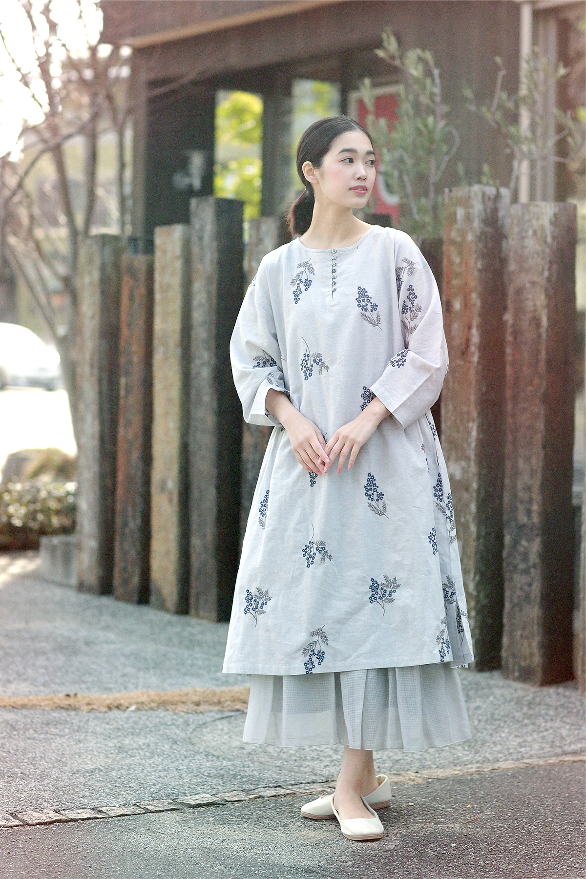 花柄のワンピースの女性モデルの写真