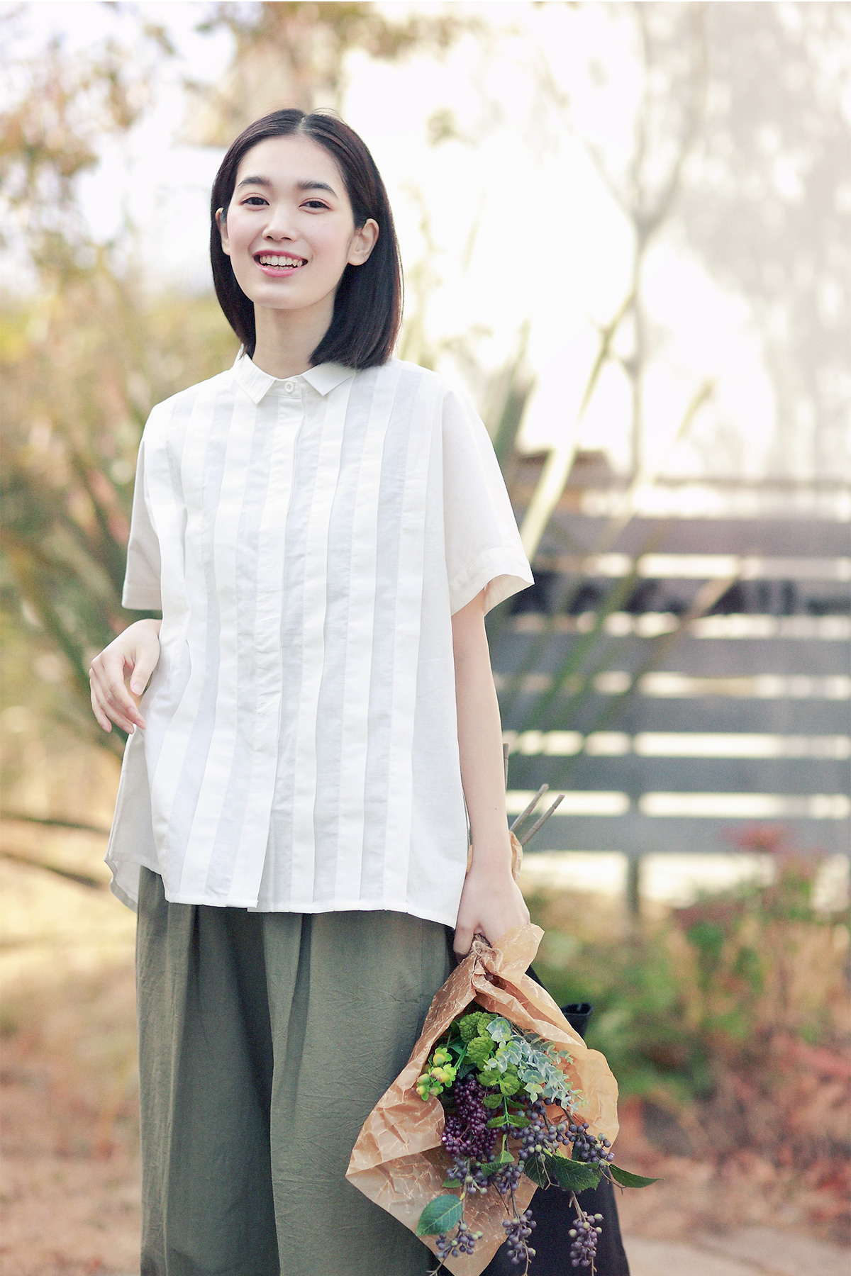 ブラウス姿の女性モデル写真