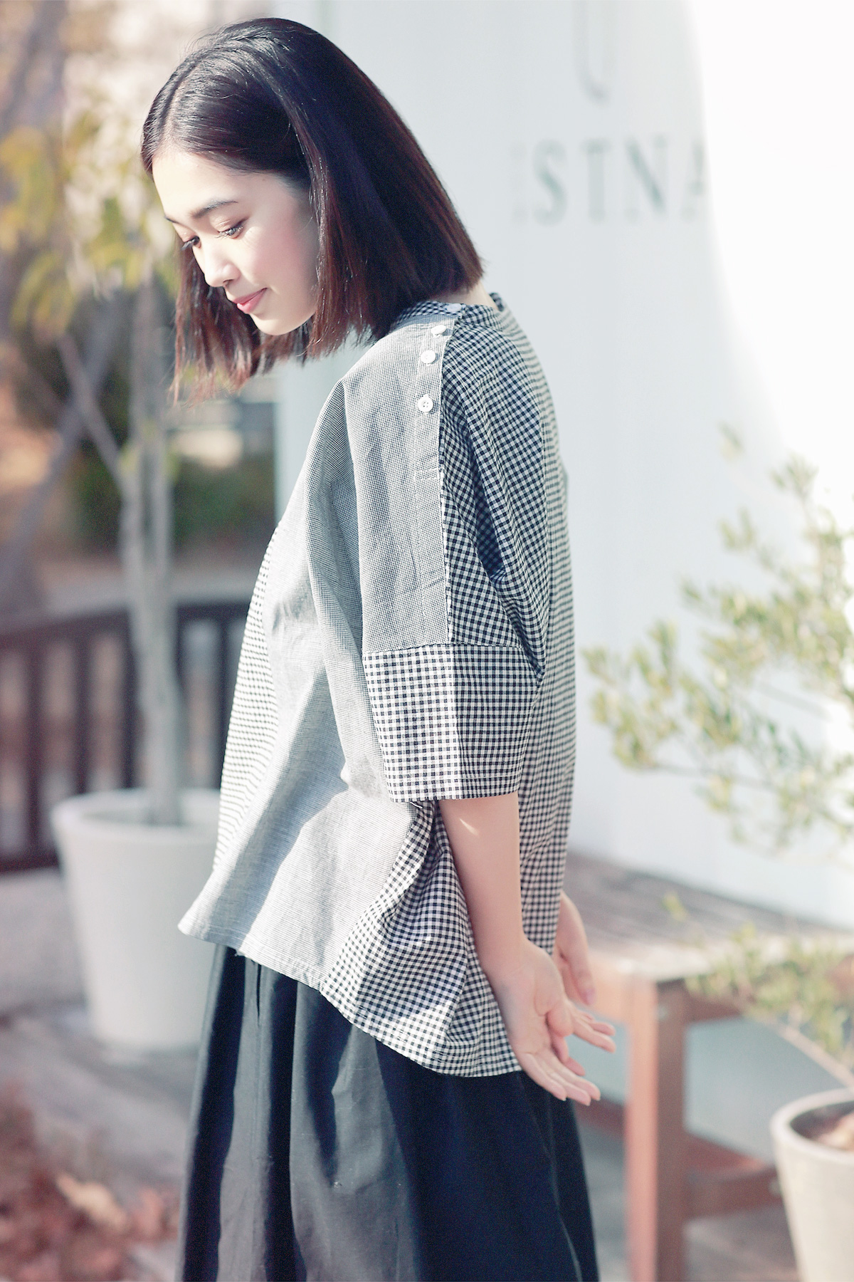 ブラウス姿の女性モデル写真