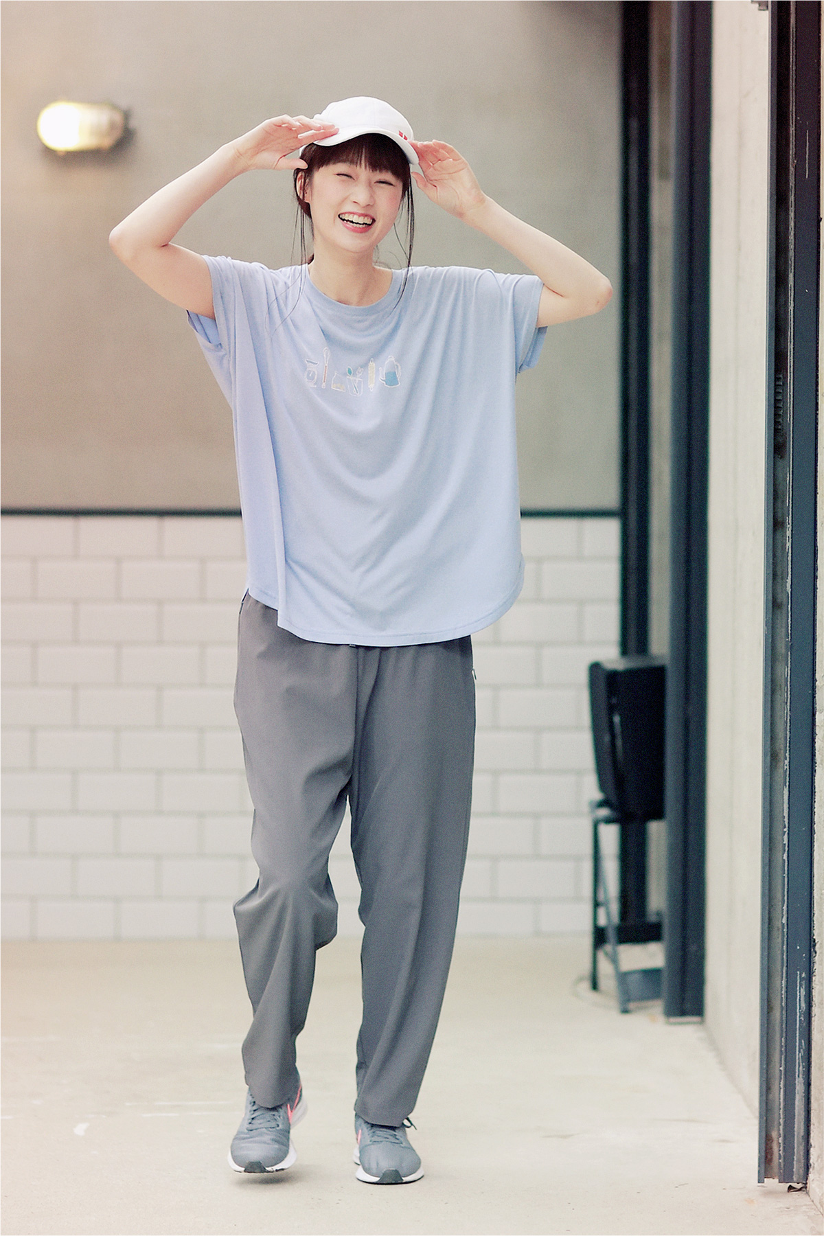 Tシャツとパンツのコーディネートの女性モデル写真