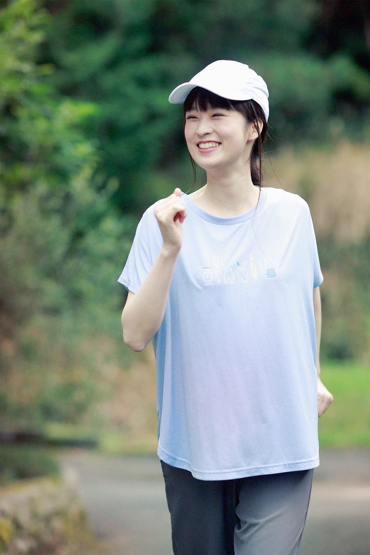 Tシャツでウォーキングする女性モデルの写真