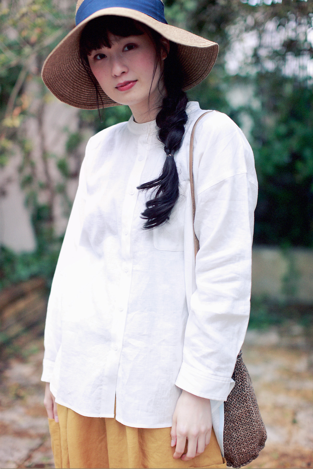 ブラウスと帽子のコーディネートの女性モデル写真