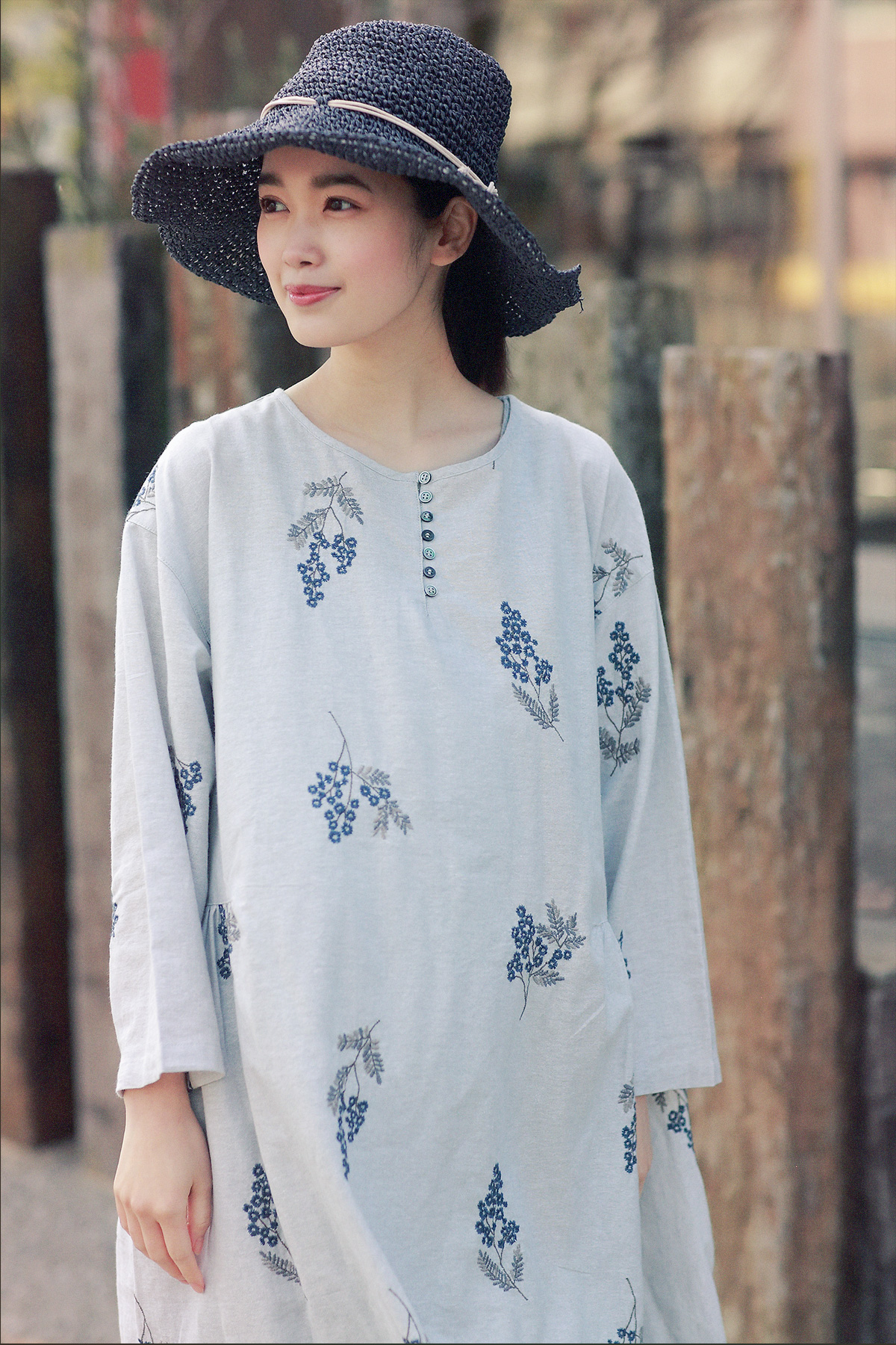 花柄のワンピースと帽子のコーディネートの女性モデル写真