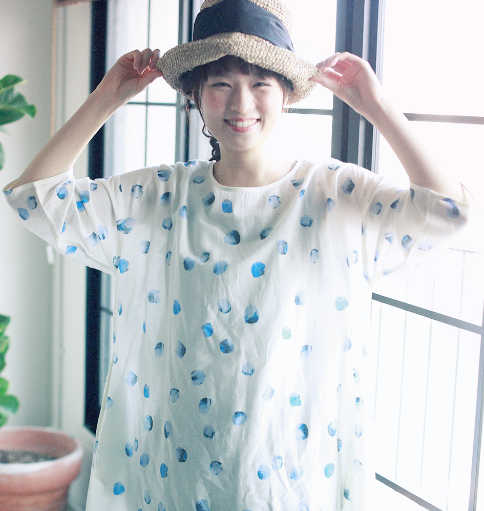 ドットシャツの女性モデル写真