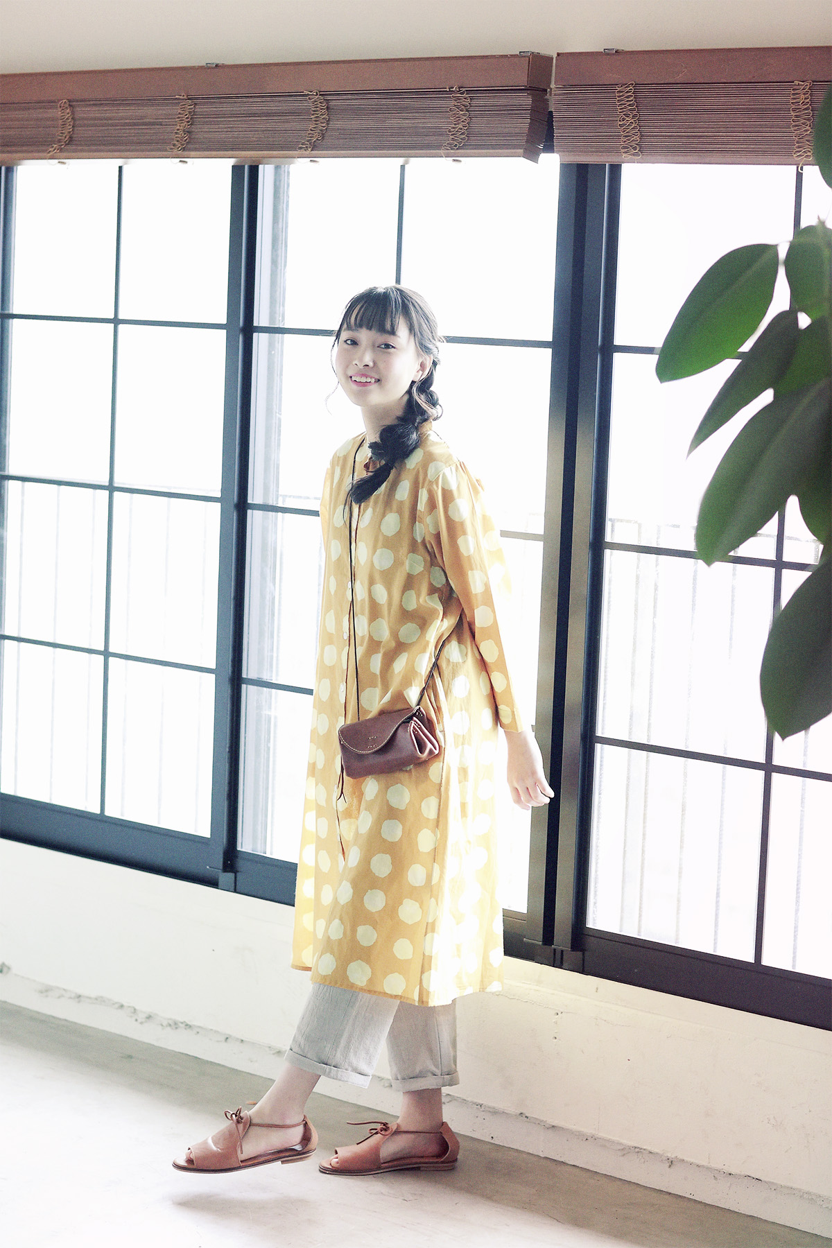 黄色いドットシャツの女性モデル写真