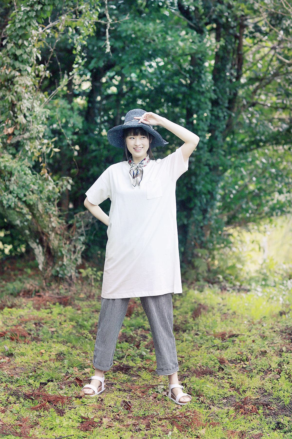 シャツと帽子のコーディネートの女性モデル写真