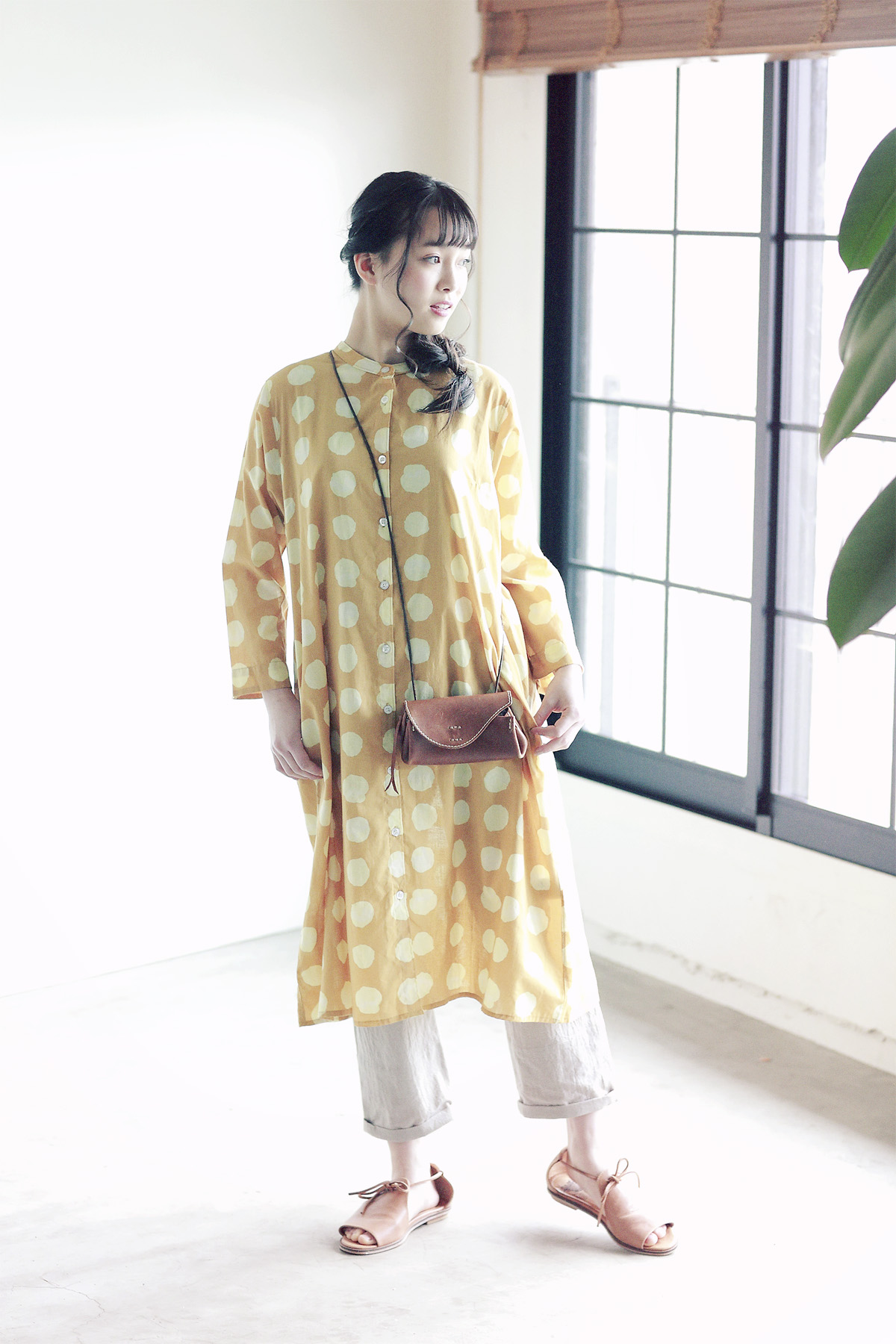 黄色いドットシャツの女性モデル写真