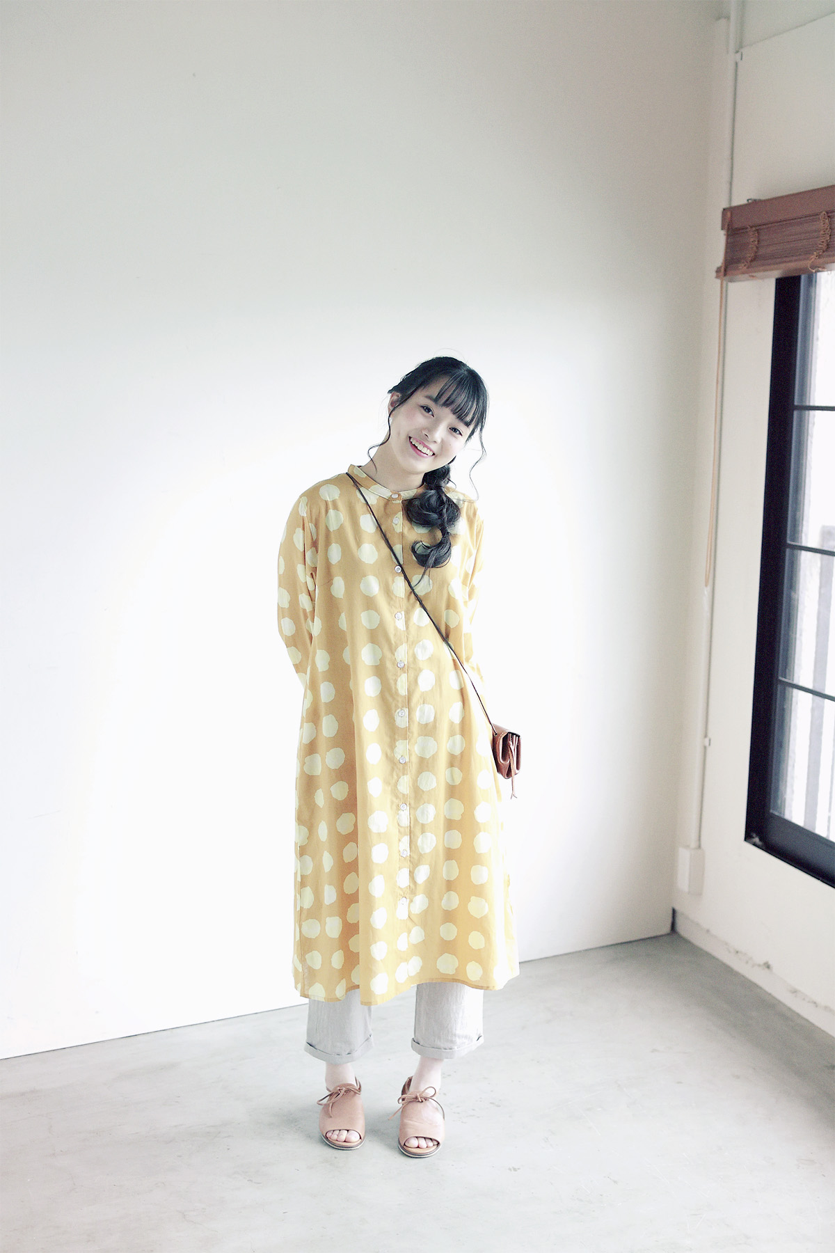 黄色いドットシャツの女性モデル写真