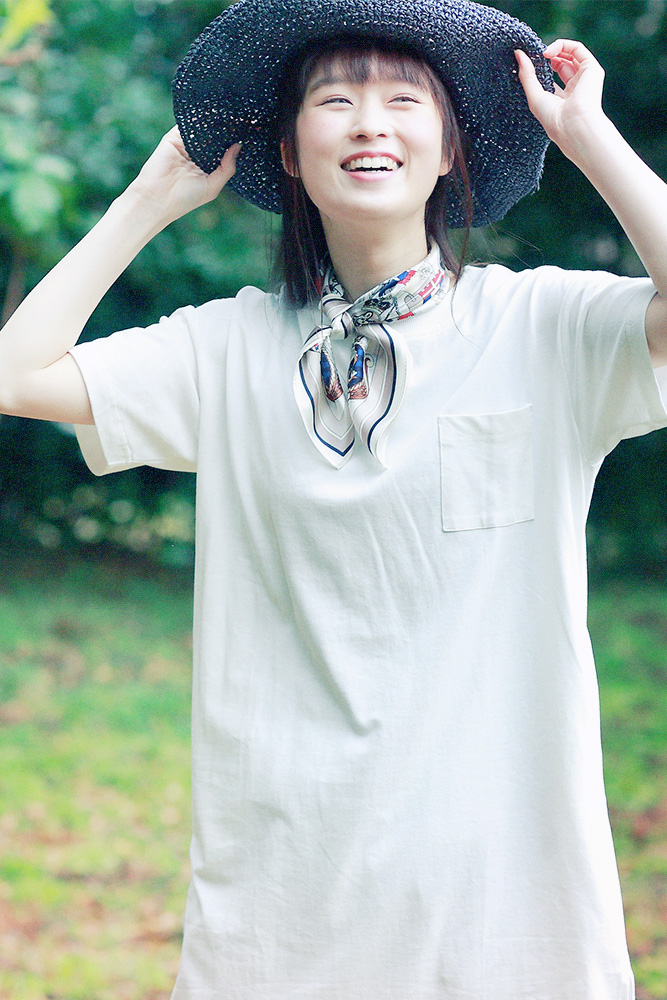 シャツと帽子のコーディネートの女性モデル写真