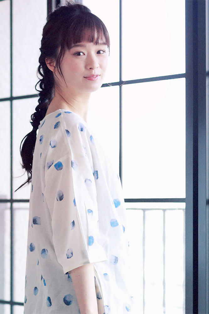 ブルーのドットのシャツの女性モデル写真