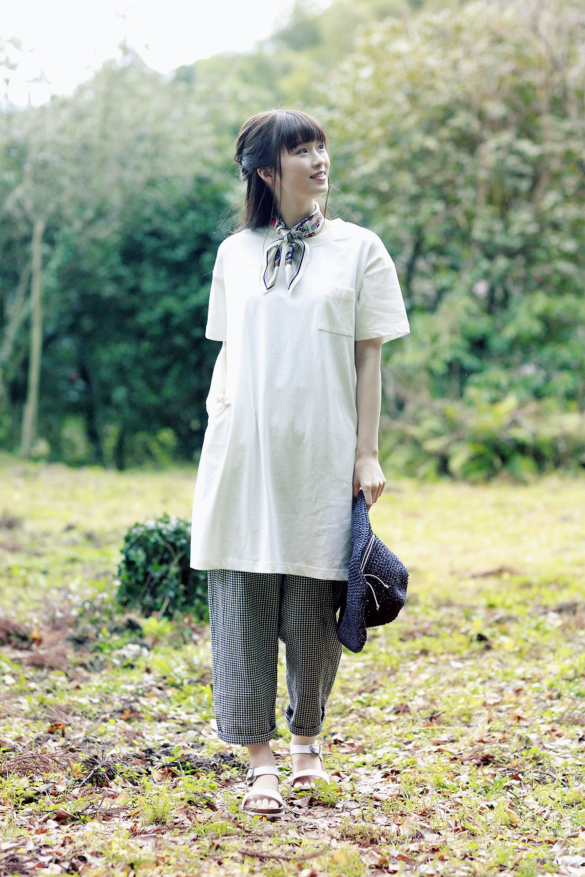 シャツと帽子のコーディネートの女性モデル写真