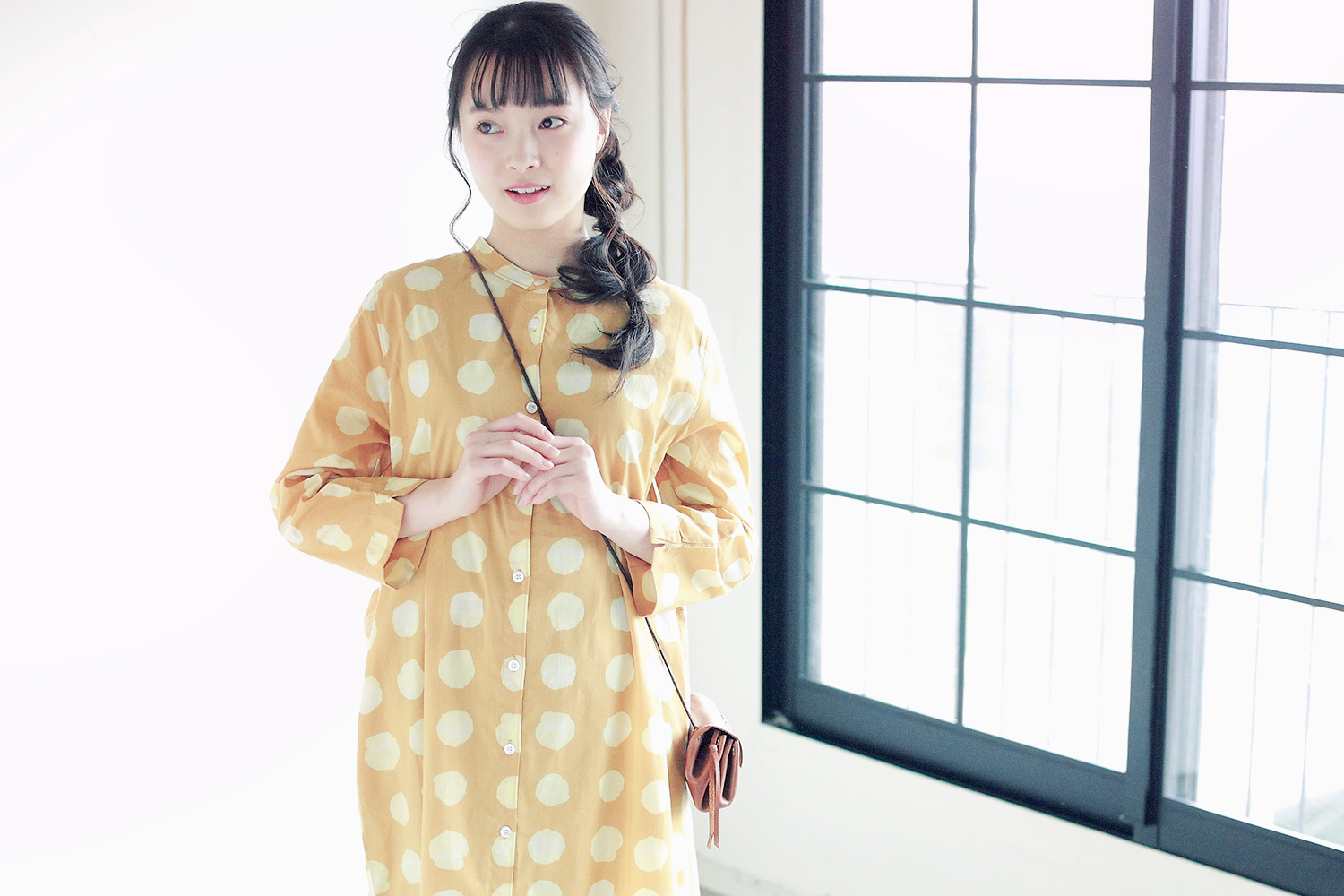 ドットシャツの女性モデル写真