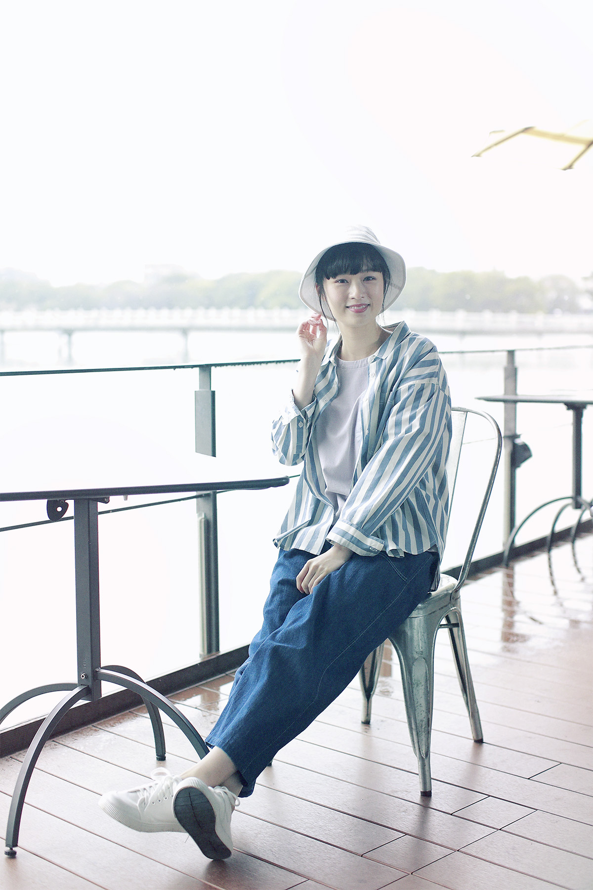 シャツと帽子のコーディネートの女性モデル写真