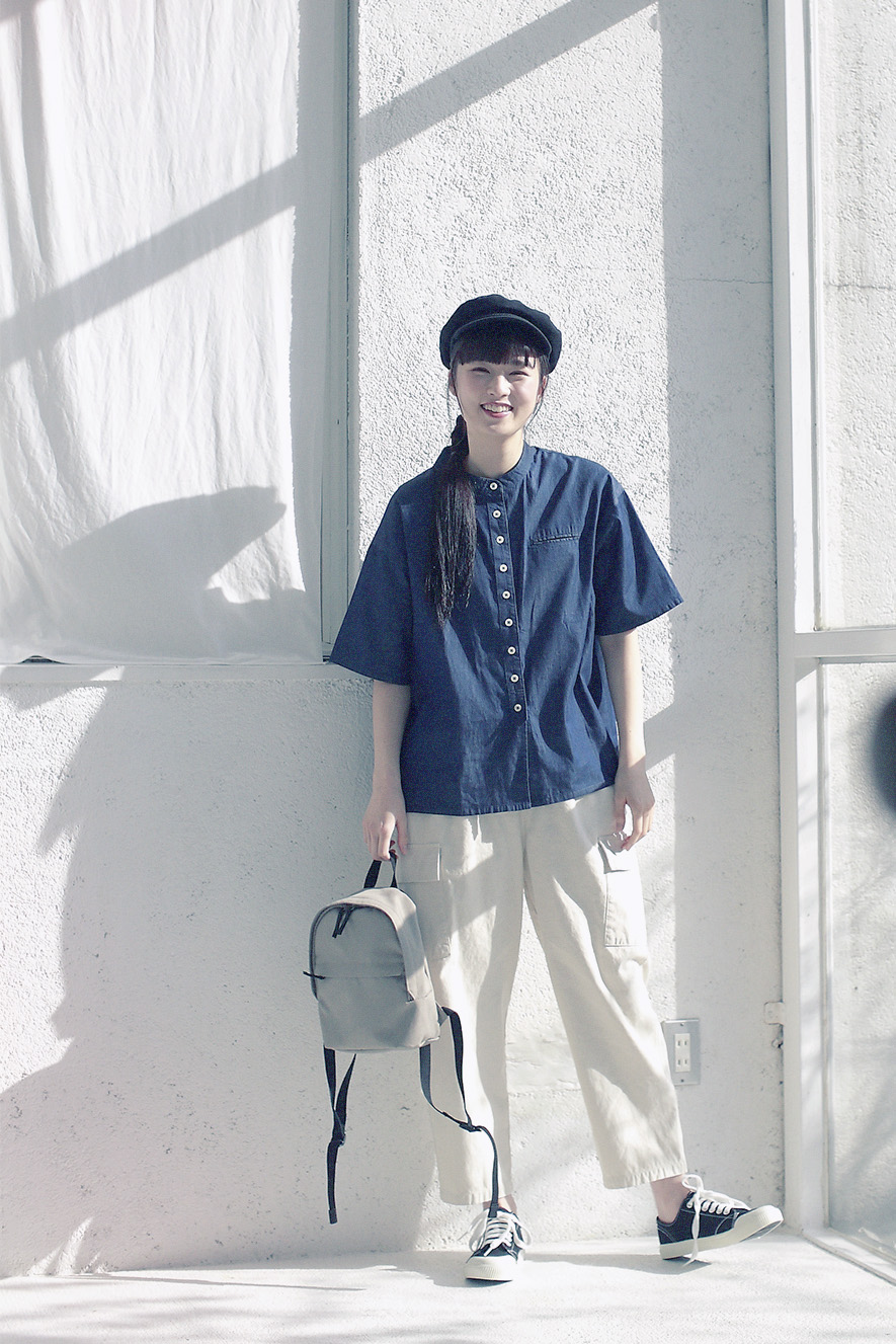 デニムシャツと帽子のコーディネートの女性モデル写真