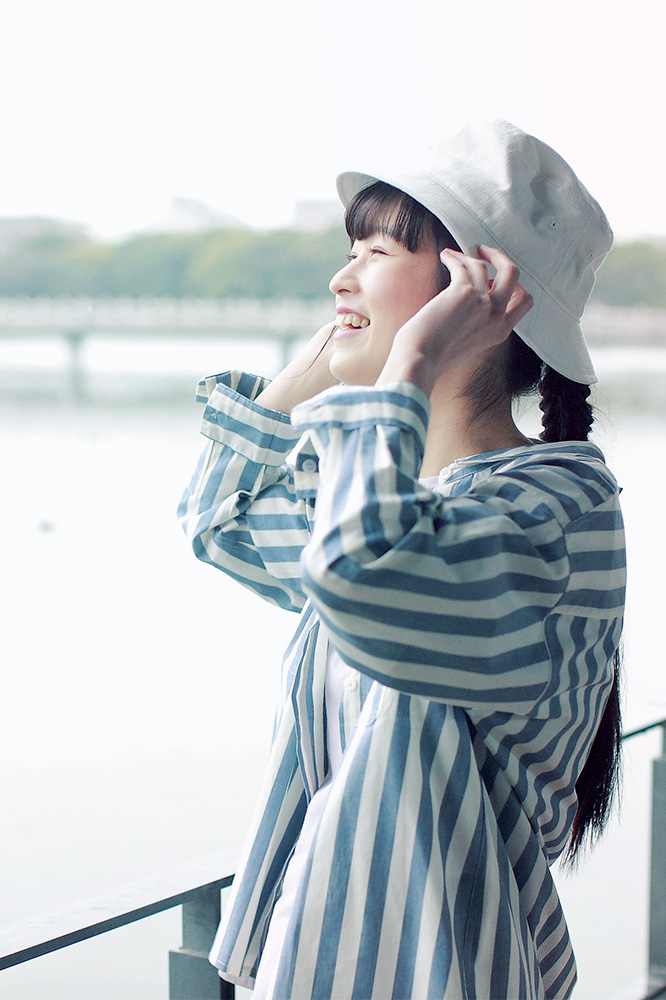 ストライプシャツと帽子の女性モデル写真